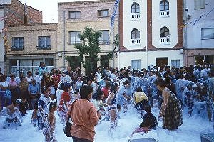 Baos de espuma en la plaza del pueblo