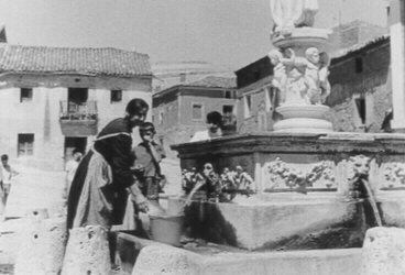 Justina Arraiza en la antigua fuente de la plaza
