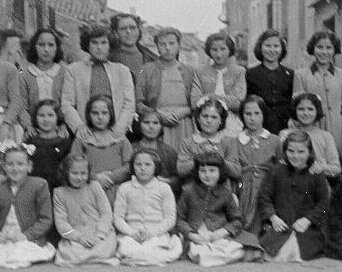 Alumnas de Doa Celsa en la calle Real