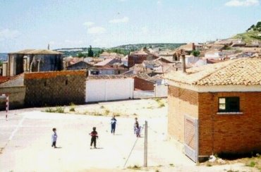 Vista de las escuelas desde la antigua cruz de El Pradillo