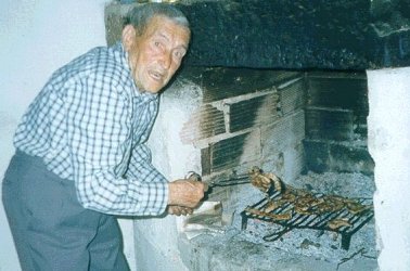 Horten preparando unas chuletas en la bodega