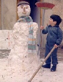 Daniel con su mueco de nieve