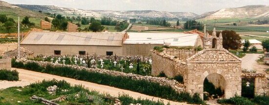 Vista del cementerio con la ermita sin tapiar la puerta.