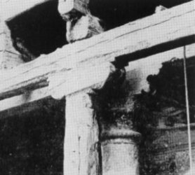Detalle de los soportes del patio.
