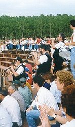 Msicos y pblico en la plaza