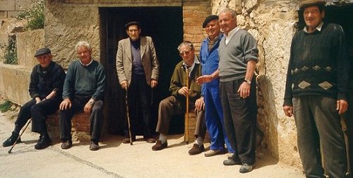 A la puerta de la bodega